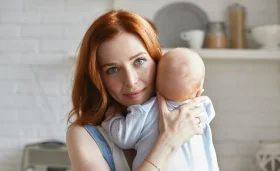 mother-her-child-posing-indoor (1)
